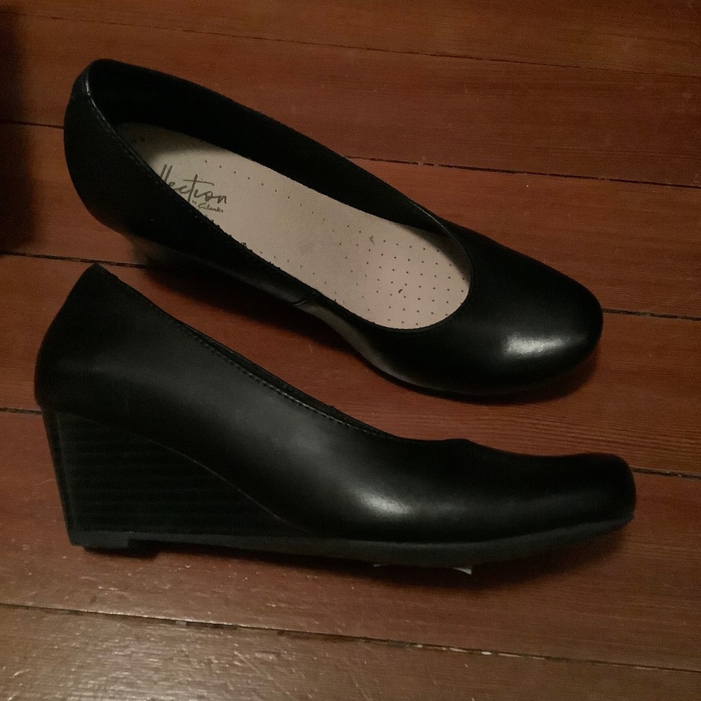 Clarks "Flores Petra" black leather wedges size 6.5 NIB